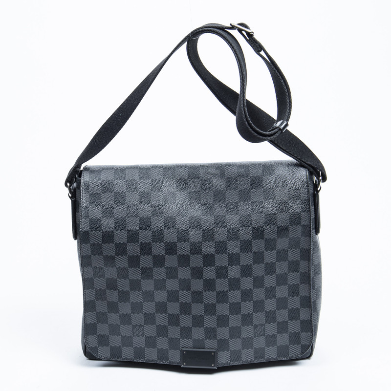District leather weekend bag Louis Vuitton Black in Leather  30715813